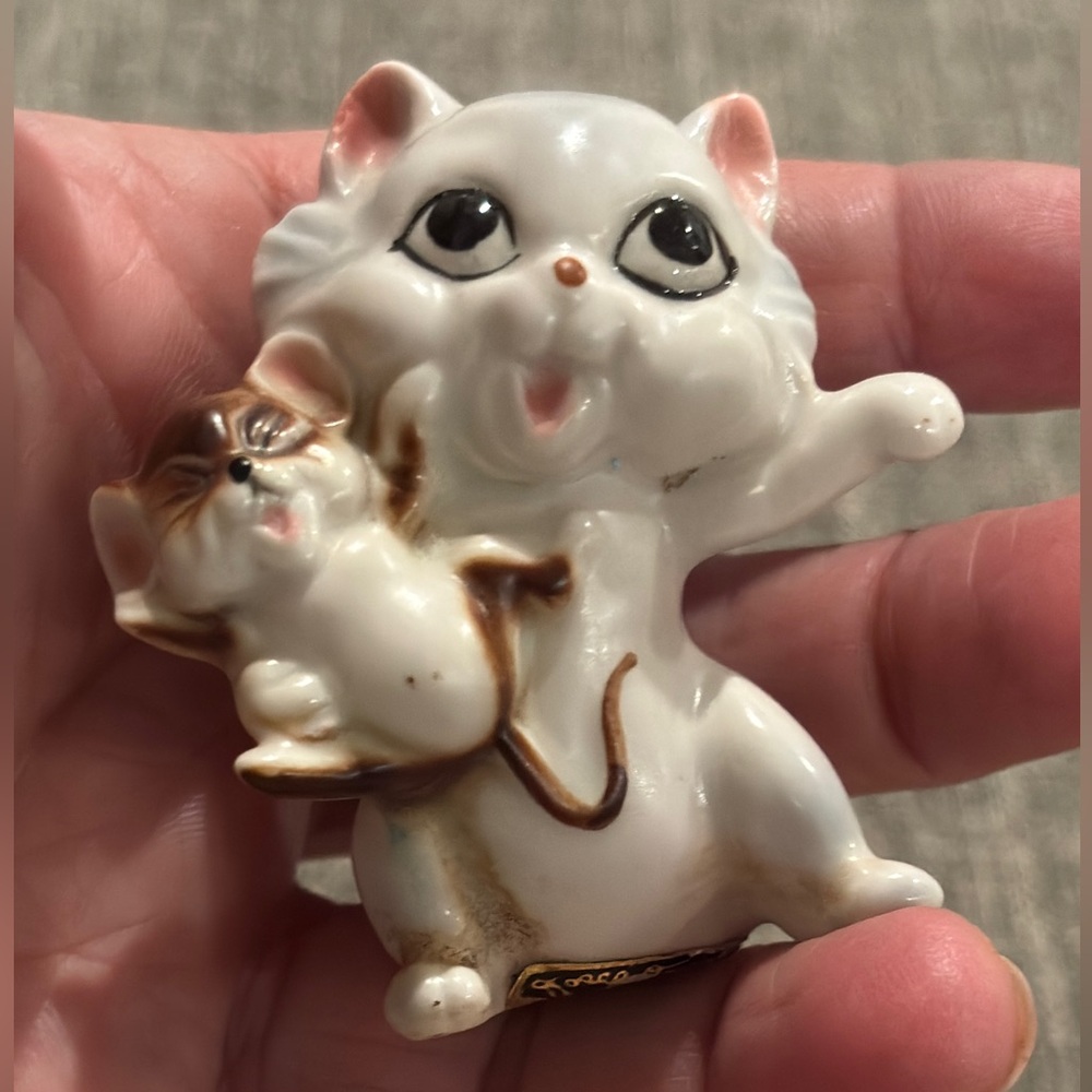 Vintage Josef Original Cat Holding A Mouse Figurine 2 1/4β tall made in Korea